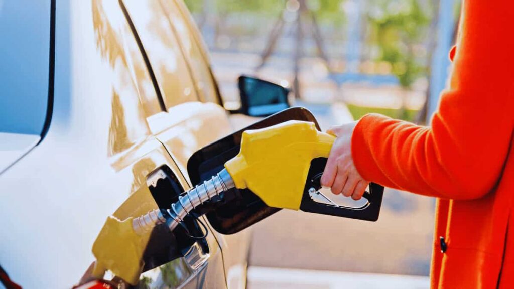 Een vrouw is haar auto aan het tanken.